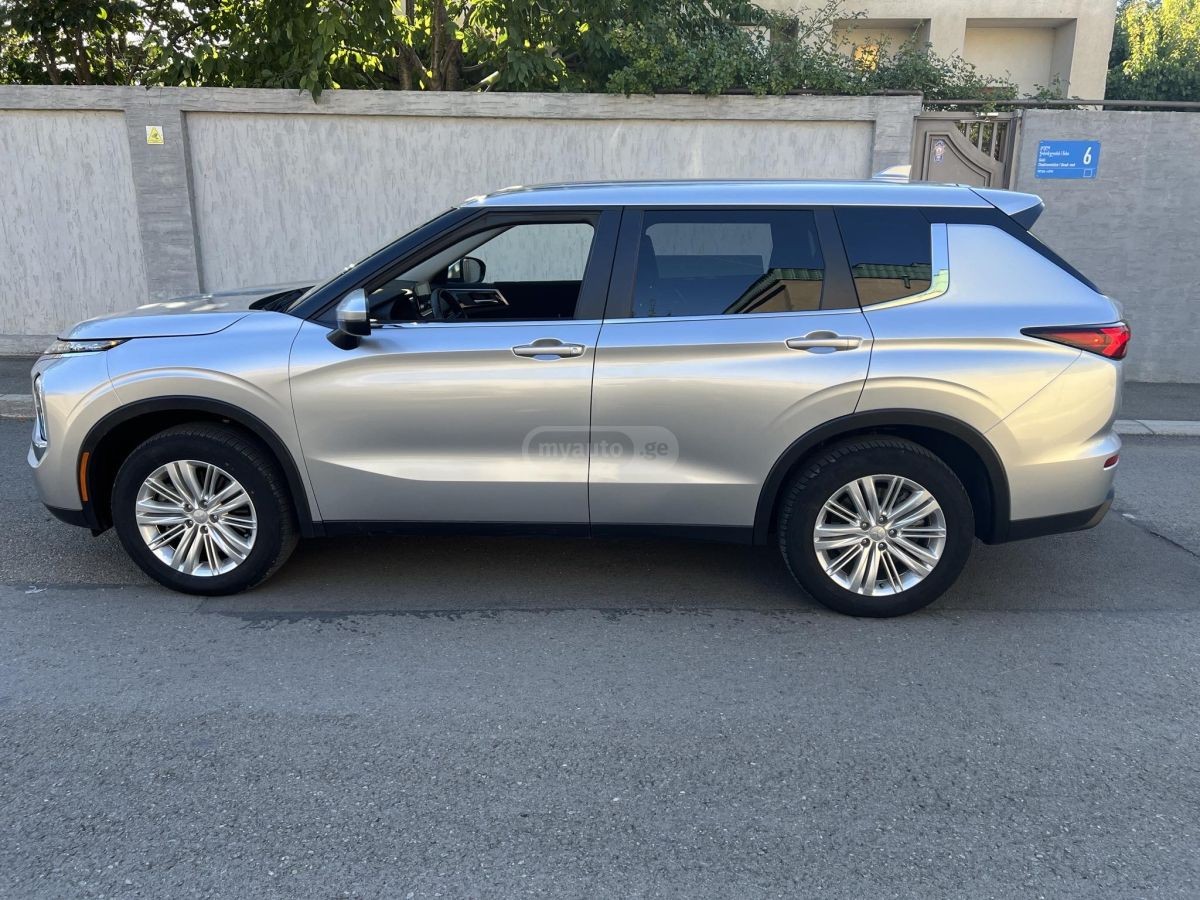 2021 Mitsubishi Outlander  - Photo 2