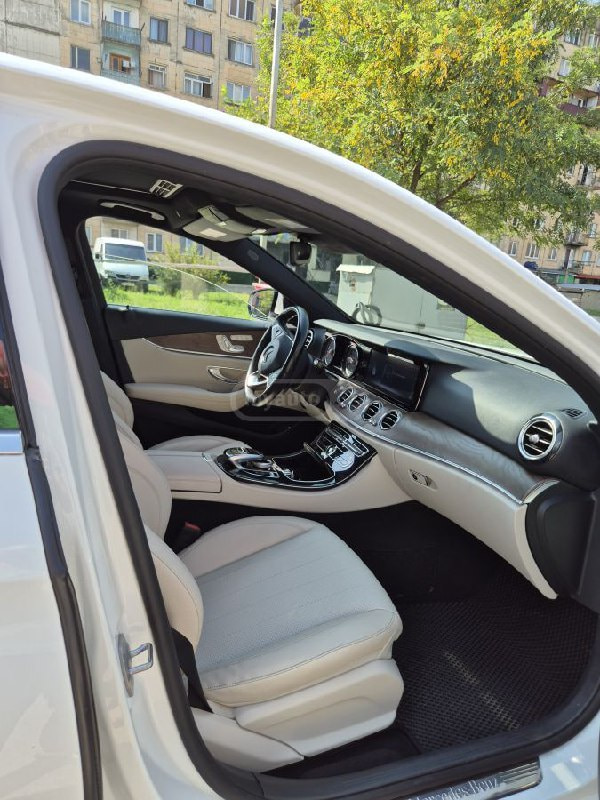 2017 Mercedes-Benz E 300  - Photo 2