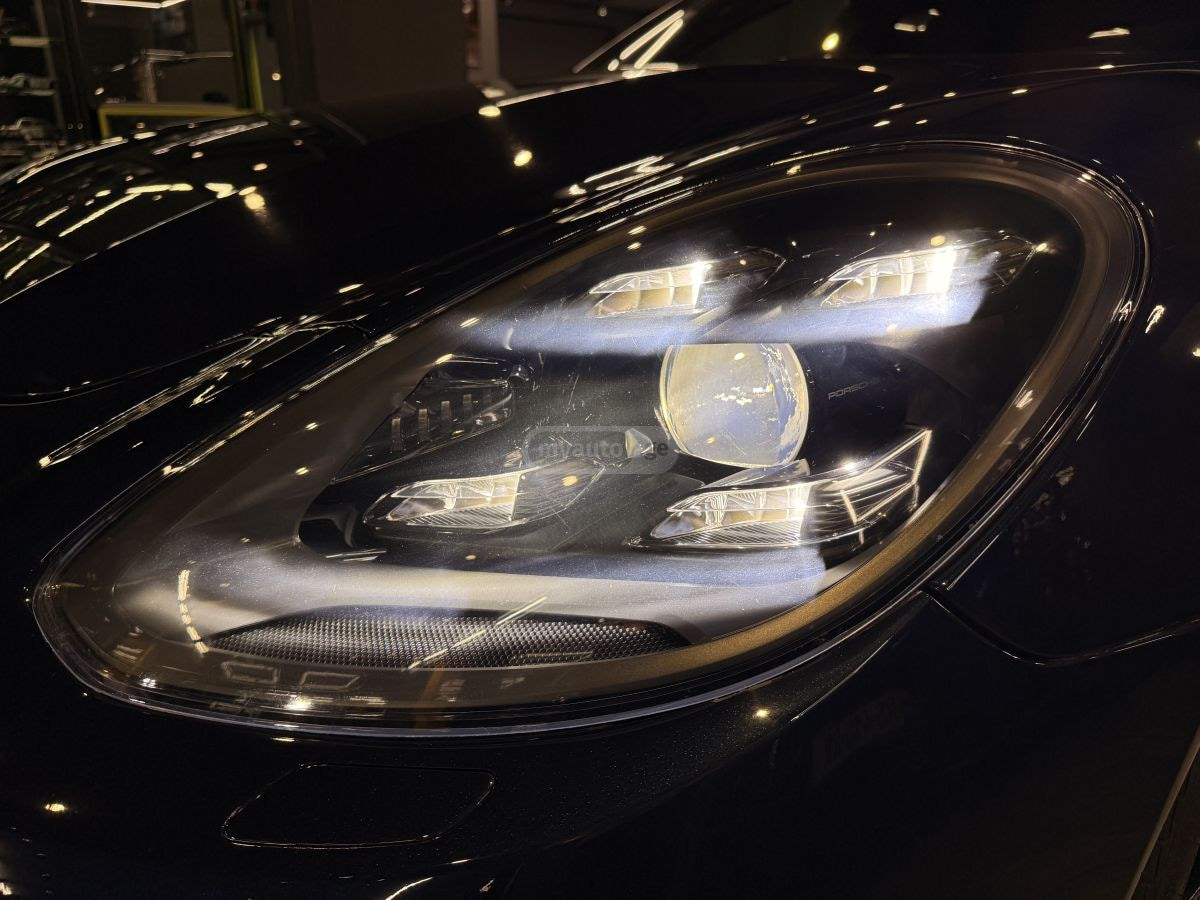 2017 Porsche Panamera  - Photo 2