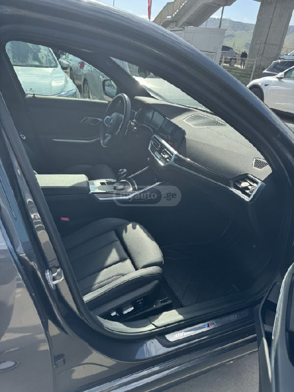 2021 BMW 330 - Photo 2