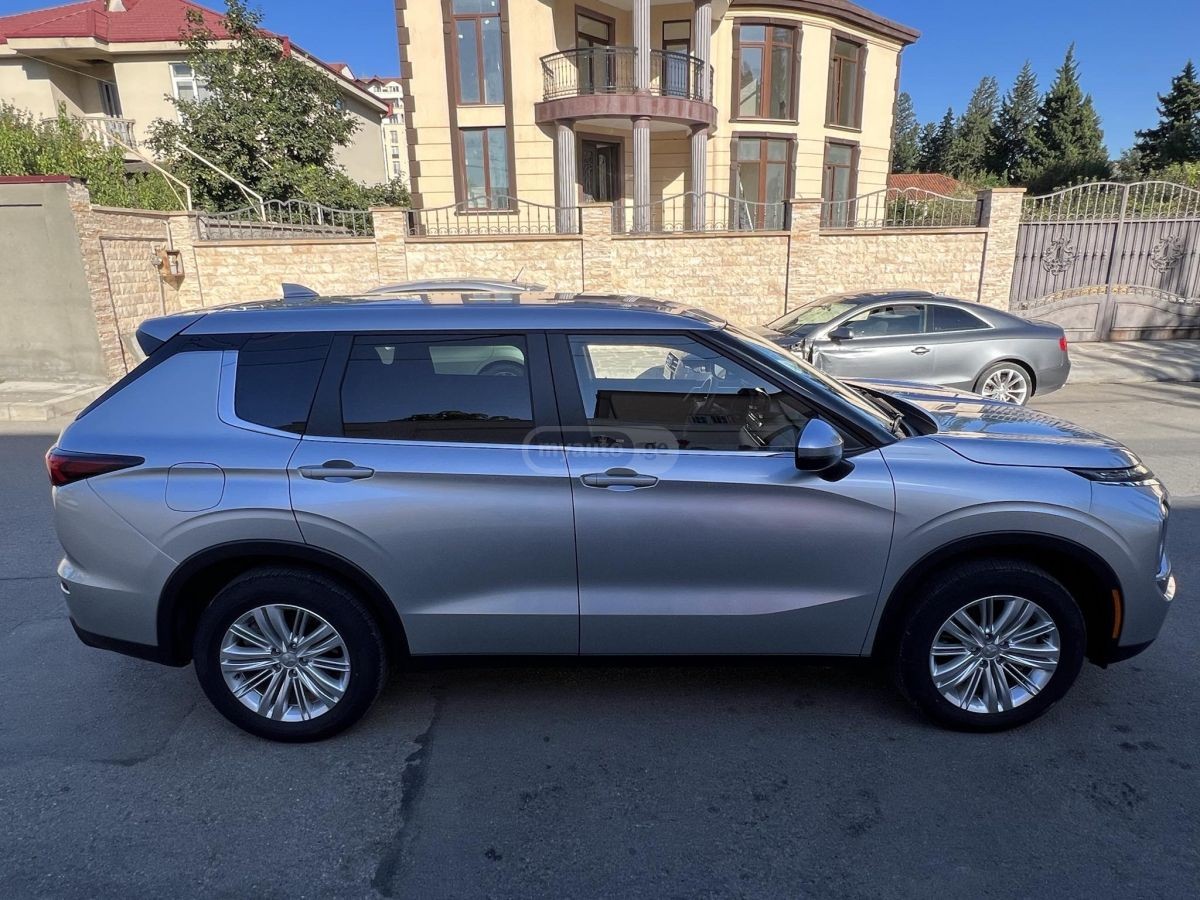 2021 Mitsubishi Outlander  - Photo 3