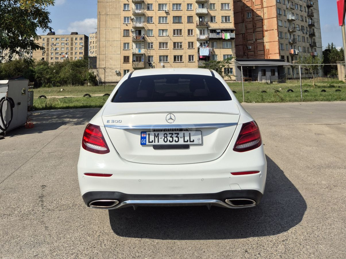 2017 Mercedes-Benz E 300  - Photo 3