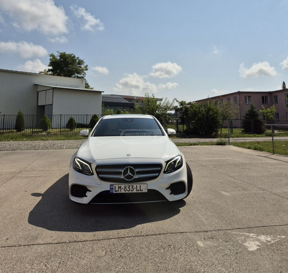 2017 Mercedes-Benz E 300  - Photo 4