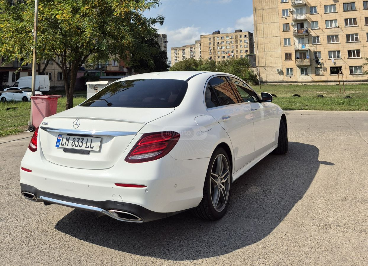 2017 Mercedes-Benz E 300  - Photo 5