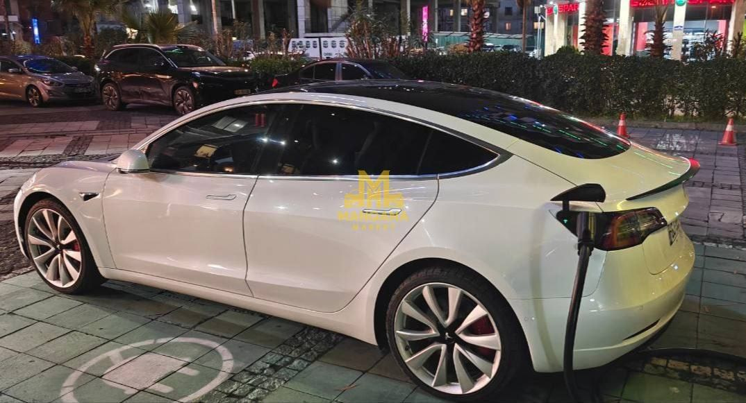 2018 TESLA Model 3 - Main Photo